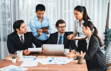 Ofis masasındaki finansal veri raporlarını analiz eden çeşitli bir grup iş analisti. Stratejik pazarlama planlaması için iş zekası analizi çizelgesi ve grafiği.