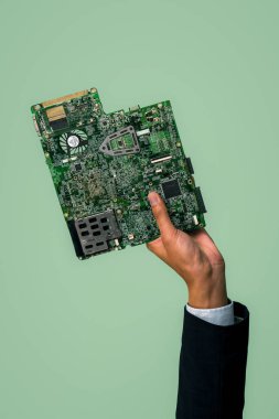 İş adamlarının elleri izole edilmiş arka planda elektronik atıkları tutuyor. Eko-iş, kurumsal sorumlulukta atık politikasını geri dönüştürüyor. Sürdürülebilirlik ortamı için yeniden kullan, azalt ve geri dönüştür. Antika