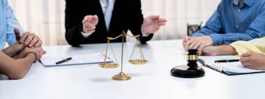 Hukuki anlaşmazlığı çözmek için arabuluculuk yapan avukatın bulanık geçmişi üzerinde odaklanmış tokmak çekici ve adaletin dengesi. Panorama Katı