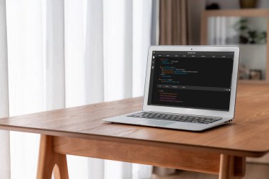 Model uygulama ve program kodlaması için bilgisayar ekranında yazılım geliştirme programlama