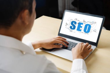 Model e-ticaret için SEO arama motoru optimizasyonu ve bilgisayar ekranında gösterilen çevrimiçi perakende işi