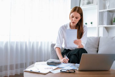 Stresli genç kadının kredi kartı borçlarıyla ilgili maddi sorunları var. Kötü kişisel para ve ipotek yönetimi krizi kavramını en üst düzeyde göstermesi gerekiyor..