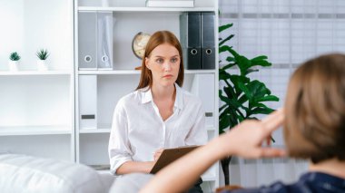 Mutlu hasta ve psikolog klinikte olumlu duygularla zihinsel sağlık sohbeti yaparken aynı zamanda en başarılı iş ve hayatı merkez ofisteki psikologlara anlatıyor. .