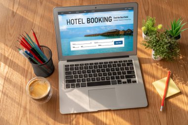 Çevrimiçi otel konaklama rezervasyon sitesi mod rezervasyon sistemi sağlar. Seyahat teknolojisi kavramı .