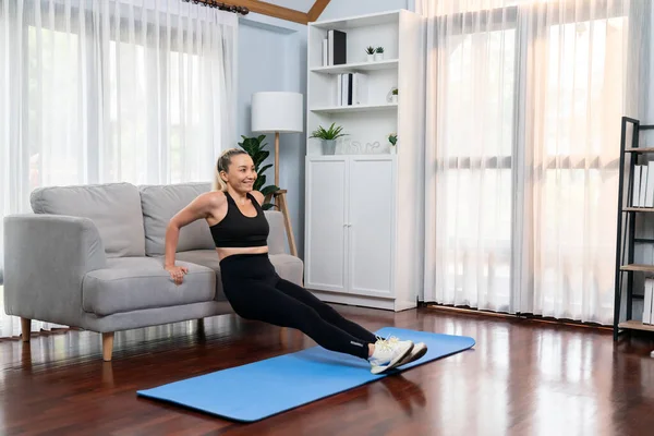 Athletic Active Senior Woman Using Furniture Effective Targeting Muscle Push — Stock Photo, Image