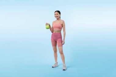 Dinç, enerjik bir kadın izole edilmiş arka planda ağırlık kaldırma egzersizi yapıyor. Genç atletik Asyalı kadın dayanıklılığı ve dayanıklılık eğitimi rutin vücut egzersizi..