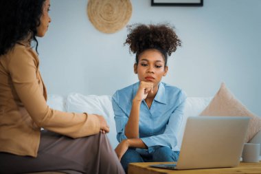Travma sonrası stres bozukluğu olan üzgün bir kadın psikoloğu, depresyon ya da kalp yetmezliğinden sonra üzüntülü bir ruh sağlığı terapisi görüyor. Hayal kırıklığına uğramış genç bir kadın klinikteki duygular hakkında bir psikologla konuşuyor.