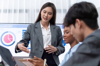 Genç Asyalı iş kadını modern toplantıda TV ekranında veri analizi paneli sunuyor. Bir grup iş adamıyla konferans odasında iş sunumu. Uyum