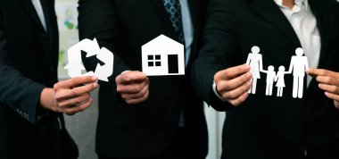 Çevre dostu iş adamları, daha yeşil bir toplum için atık yönetimi ile sosyal ve çevre kavramının kurumsal sorumluluğu olarak çevre dostu ikonlar tutuyorlar. Antika