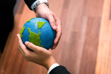 Üst düzey iş adamları, Dünya 'yı kurtarmak için CO2 salınımını azaltmak suretiyle çevresel koruma için ekolojik düzenlemeden yararlanmak amacıyla sinerjide bir arada tutuyorlar. Antika