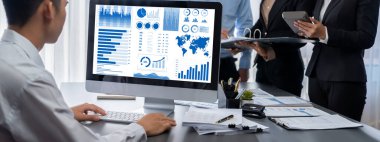 İş zekası ve veri analizi kavramı. Analizci ekibi laptop ekranında finansal veri analizi üzerinde çalışıyor. Etkili iş stratejik planlama için pazarlama göstergesi olarak. İçgörü