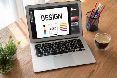 Web sayfasının modern tasarımı ve bilgisayar ekranında gösterilen ticari reklamlar için grafiksel tasarımcı yazılımı