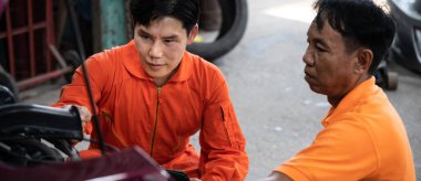 Panoramik afiş otomotiv tamircisi denetimi ve araba motoru sorunu teşhis edilmesi, atölyede onarım ve onarım sorunları. Teknisyen araba bakımı iç bileşenler üzerinde çalışıyor. Oxus.