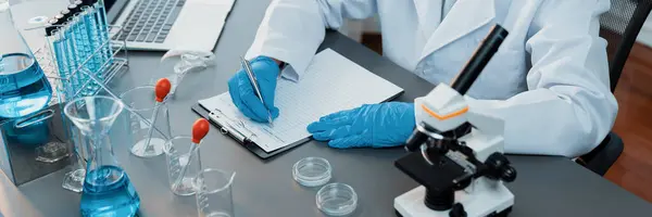 Zbliżenie Ręka Rejestrowanie Danych Klinicznych Przeprowadzeniu Eksperymentu Chemicznego Laboratorium Medycznym — Zdjęcie stockowe
