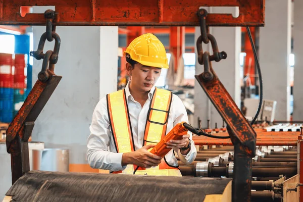 Makine Operatörü Çelik Üretim Makinelerini Ustalıkla Çalıştırıyor Metal Fabrikasındaki Ağır — Stok fotoğraf