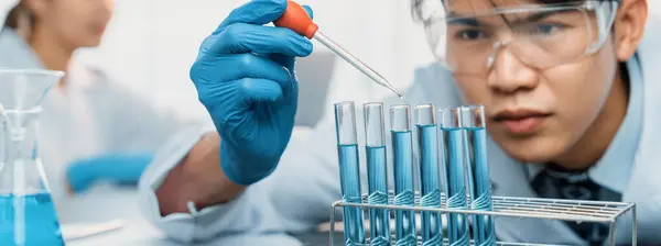 Kendini Adamış Bir Grup Bilim Adamı Tıbbi Laboratuvarda Kimyasal Deney — Stok fotoğraf