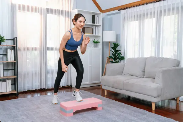 精力充沛的女人在家里做运动 有氧步法锻炼 年轻的亚洲女运动员的敏捷和耐力训练作为家庭日常锻炼的概念 — 图库照片