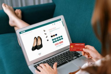 İnternet pazarından alışveriş yapan kadın modern yaşam tarzı için satış malzemeleri arıyor ve son derece siber güvenlik yazılımı tarafından korunan cüzdandan çevrimiçi ödeme için kredi kartı kullanıyor