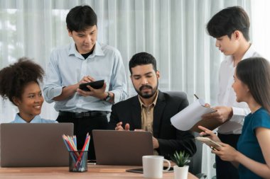 Mutlu iş adamları birlikte çalışır, şirket ofisinde tartışırlar. Profesyonel ve çeşitlilik takım çalışması iş planını bilgisayarda tartışır. Modern çok kültürlü ofis çalışanı. Uyum