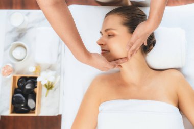 Panorama 'da kadınların stres önleyici kafa masajından ve lüks tatil beldesi veya otel spa salonundaki modern ışık ortamında yüz güzelliği eğlencelerini şımartmaktan hoşlandığı bir manzara var. Sessiz.