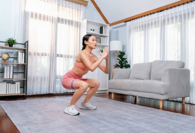 Evinde egzersiz yapan enerjik bir kadın. Genç atletik Asyalı kadın dayanıklılığı ve dayanıklılık antrenmanı..