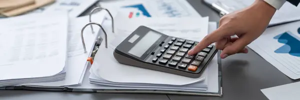 Företagsrevisor Beräknar Budget Med Miniräknare Sitt Skrivbord Dedikerad Revisor Professionell — Stockfoto