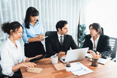 Modern ofis ortamında çalışan çeşitli etnik gruplardan çeşitli iş adamları. Üretken ve çok ırklı ofis çalışanları stratejik ticari pazarlama konusunda tartışmaya giriştiler. Çok titiz.