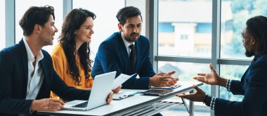 Çeşitlilik toplayıcıları parlak ofiste adaylarla röportaj yaparlar. Bir grup insan kaynakları uzmanı yeni bir pozisyon için başvuran kişiyi açıklıyorlar. Röportaj yapılan kişiye bir soru sordu. Entelektüel.