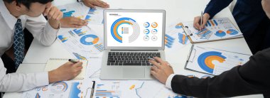 Grup toplantısındaki iş adamları resmi kıyafet paylaşımı fikrine sahipler. Şirketin yaratıcı çalışma alanındaki kar raporunu tartışıyorlar. Grup toplantısı masasında yakın çekim yapmak için. Konuşma .