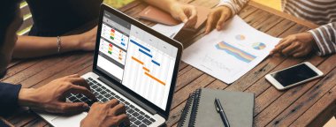 Ekip projesinin zaman çizelgesini gösteren bilgisayar ekranında, modern iş projesi yönetimi için proje planlama yazılımı