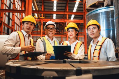 Mühendis ve ustabaşı ekipleri, güvenlik kontrolüyle en yüksek kalitede üretim elde etmek için metal rulo, brifing ve fabrikadaki metal üretim süreci hakkında tartışıyorlar. Örnek gösteriliyor