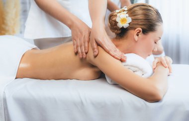Kafkasyalı kadın müşteri stres önleyici spa masajının keyfini çıkarıyor ve lüks otel ya da oteldeki gündüz açık ortam güzellik salonunda güzellik teniyle eğleniyor. Sessiz.