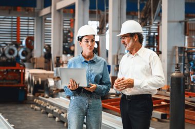 Fabrika müdürü ya da yöneticisi metal fabrikası turuna çıkıyor ve mühendislik denetçisi olarak ağır çelik endüstriyel makine gösterisi liderlik kalitesini denetliyor. Örnek gösteriliyor