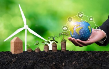 Büyüyen para veya madeni para yığını iş yatırımcısı ile net sıfır ve sürdürülebilir enerji teknolojisine yatırım yapmak. Çevresel sürdürülebilirlikte yeşil iş yatırımları ve finansal büyüme. Boşluk