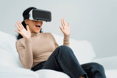 Sanal gerçeklik gözlüğü kullanan genç bir kadın çok önemli online alışveriş deneyimleri için evde. Sanal gerçeklik VR yeniliği kadın dijital eğlence yaşam tarzı için optimize edildi.