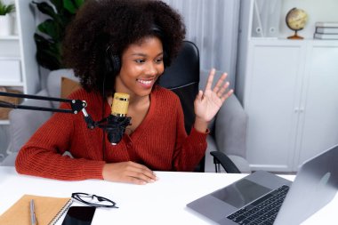 Güzel Afrikalı kadın etkileyicilerin sunucu kanalı yeni dinleyicilerle yayın stüdyosunda konuşuyor. Canlı sosyal medyada yaşam koçu danışmanlığı zamanı. Tavsiye verme kavramı. Tatlandırıcı.