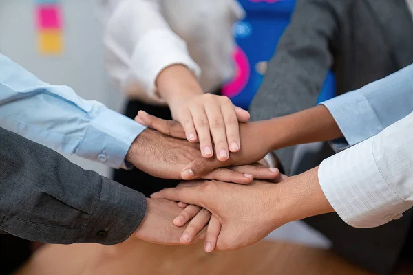 Multiracial Office Workers Hand Stack Shows Solidarity Teamwork Trust Diverse — Stock Photo, Image