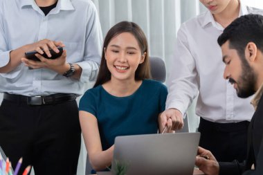 Profesyonel Asyalı çalışanlar, şirket ofisinde takım olarak çalışarak iş planları ve bilgisayarla başarılı olmak için verileri tartışırlar. Modern ofis çalışanı takım çalışması konsepti. Uyum