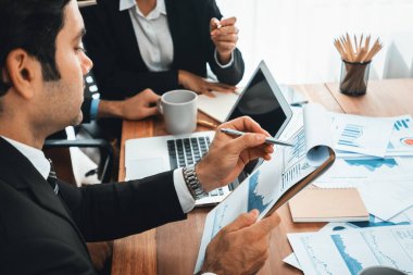 Ofis masasındaki finansal veri raporlarını analiz eden çeşitli bir grup iş analisti. Stratejik pazarlama planlaması için iş istihbarat analizine göre grafikler ve grafikler.