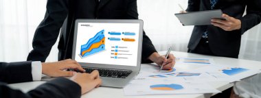 Bilgisayar yazılımından iş verisi analizi. Yatırım uygulaması görüntüleme işletme satışları ve kar bilgisayar ekranında ve pazarlama planlama karar konuşma önerisi .