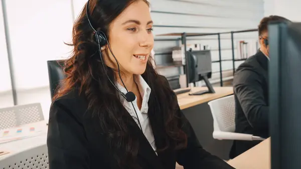 사무적 사람들은 사무실에서 고객이나 동료를 지원하기 헤드폰을 일합니다 Call Center — 스톡 사진