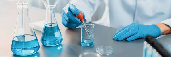 Cientistas Conduzem Experimentos Químicos Laboratório Médico Descartam Cuidadosamente Quantidade Precisa — Fotografia de Stock