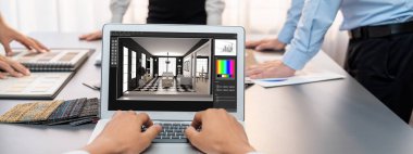 Masadaki bir grup iç mimar takımı dizüstü bilgisayarında mimari yazılım bulunan çeşitli ruh hali tahtası örneklerini seçiyor. Modern yenileme ve iç malzeme seçimi konsepti. İçgörü