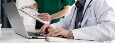 Hastane masasında birlikte çalışan ve tıbbi tedavi planlayan profesyonel tıbbi ekip. Takım çalışması başarılı hastalıklara ve hastalıklara yol açar. Panorama Katı