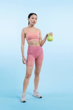 Dinç, enerjik bir kadın izole edilmiş arka planda ağırlık kaldırma egzersizi yapıyor. Genç atletik Asyalı kadın dayanıklılığı ve dayanıklılık eğitimi rutin vücut egzersizi..