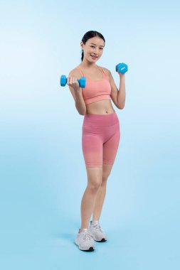 Güçlü enerjik kadın halter kaldırma egzersizi yapıyor izole arka planda. Genç atletik Asyalı kadın dayanıklılığı ve dayanıklılık eğitimi rutin vücut egzersizi..