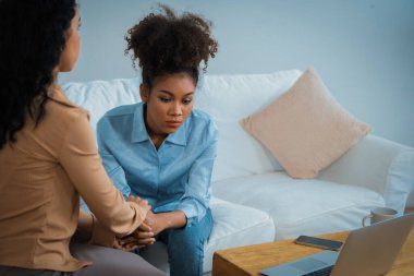 Travma sonrası stres bozukluğu olan üzgün bir kadın psikoloğu, depresyon ya da kalp yetmezliğinden sonra üzüntülü bir ruh sağlığı terapisi görüyor. Hayal kırıklığına uğramış genç bir kadın klinikteki duygular hakkında bir psikologla konuşuyor.