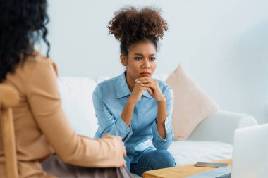 Travma sonrası stres bozukluğu olan üzgün bir kadın psikoloğu, depresyon ya da kalp yetmezliğinden sonra üzüntülü bir ruh sağlığı terapisi görüyor. Hayal kırıklığına uğramış genç bir kadın klinikteki duygular hakkında bir psikologla konuşuyor.