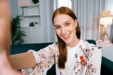 Kadın Etkilenen Vlog video görüntülerini sosyal medya ya da blog 'da en üst düzeyde yayınlıyor. Kozmetik stüdyosu ışıklandırmalı mutlu genç kız çevrimiçi pazarlama oturumu yayını için..