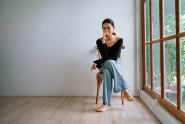 Depresyondaki zihinsel sağlık sorunu olan genç Asyalı kadın aşırı düşünme yorgunluğu, yıkıcı düşünce, asosyal, kaygı ve diğer akıl sağlığı bozukluklarından en yüksek tedaviye ihtiyaç duyuyor. .